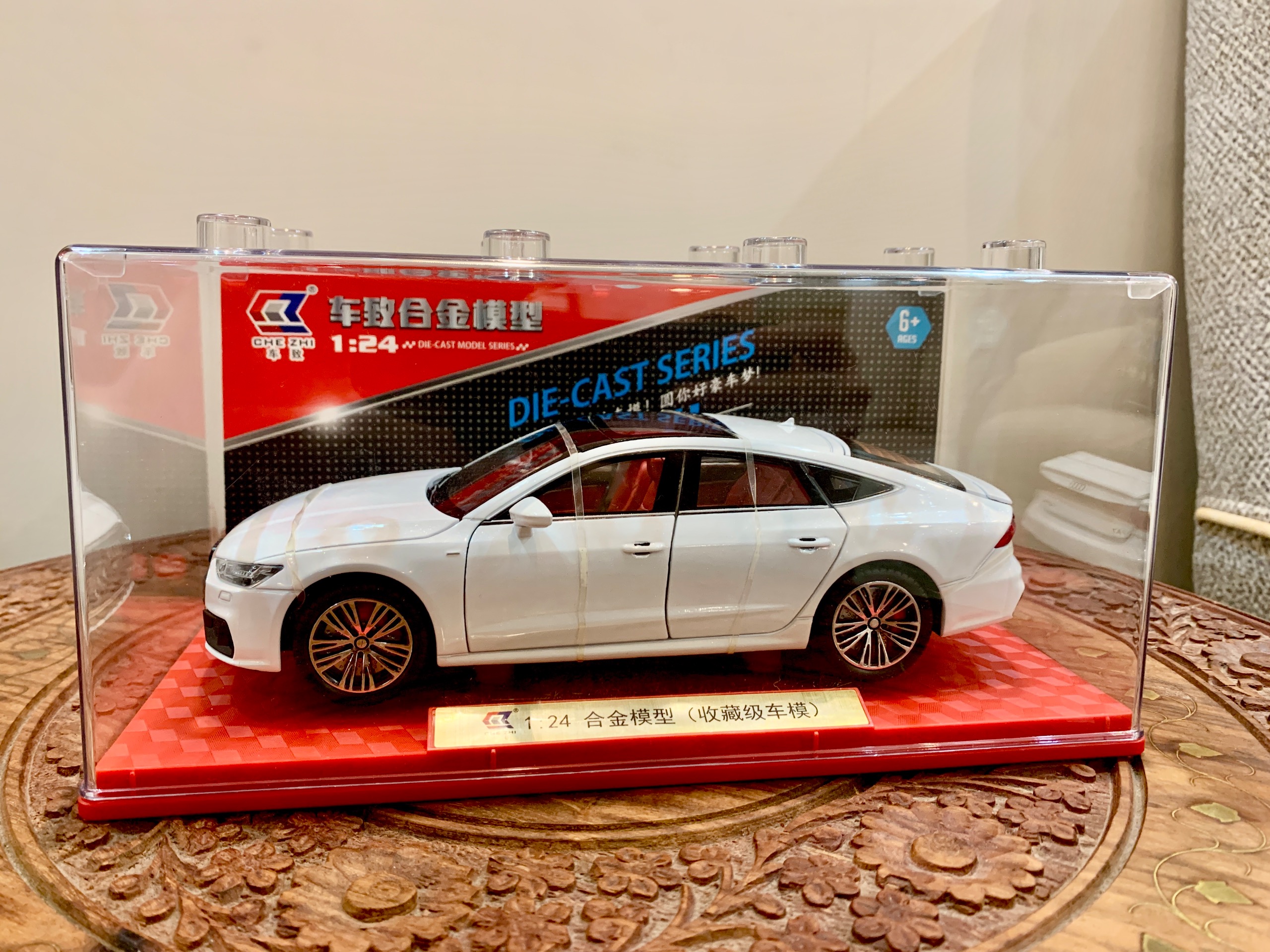 ماکت نایاب Audi با جعبه کریستالی وارداتی