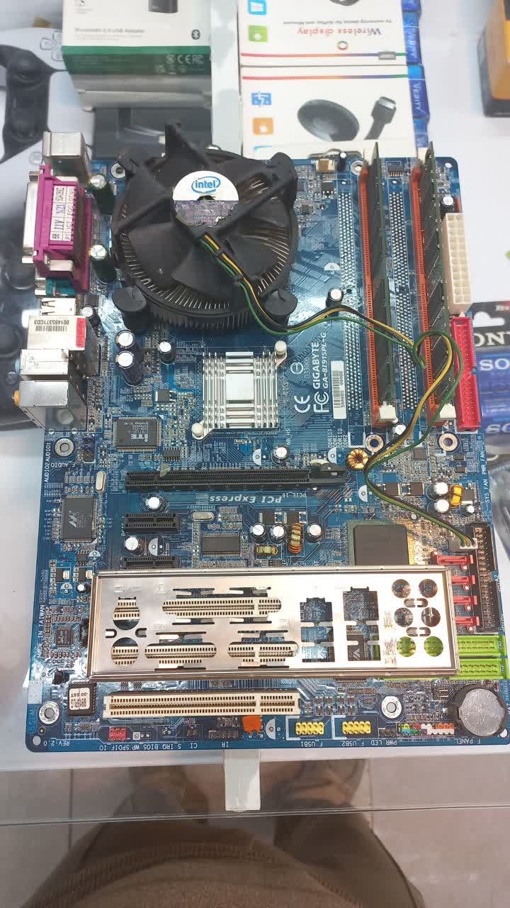 مادربورد و پردازنده فن و رم  GIGABYTE 915 پنتیوم 4