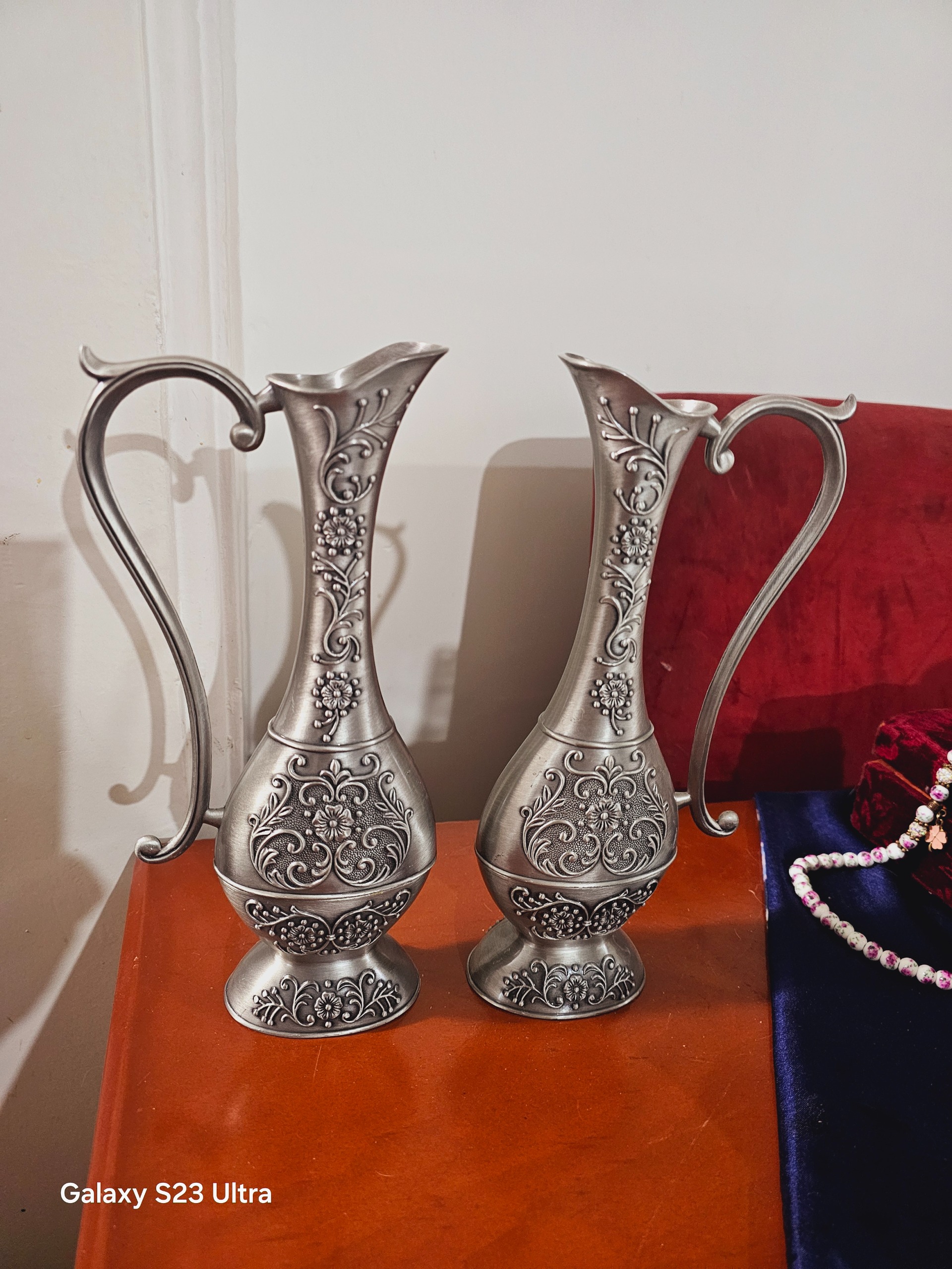 دو عدد پارچ پیوتر خوش نقش و نگار توضیحات