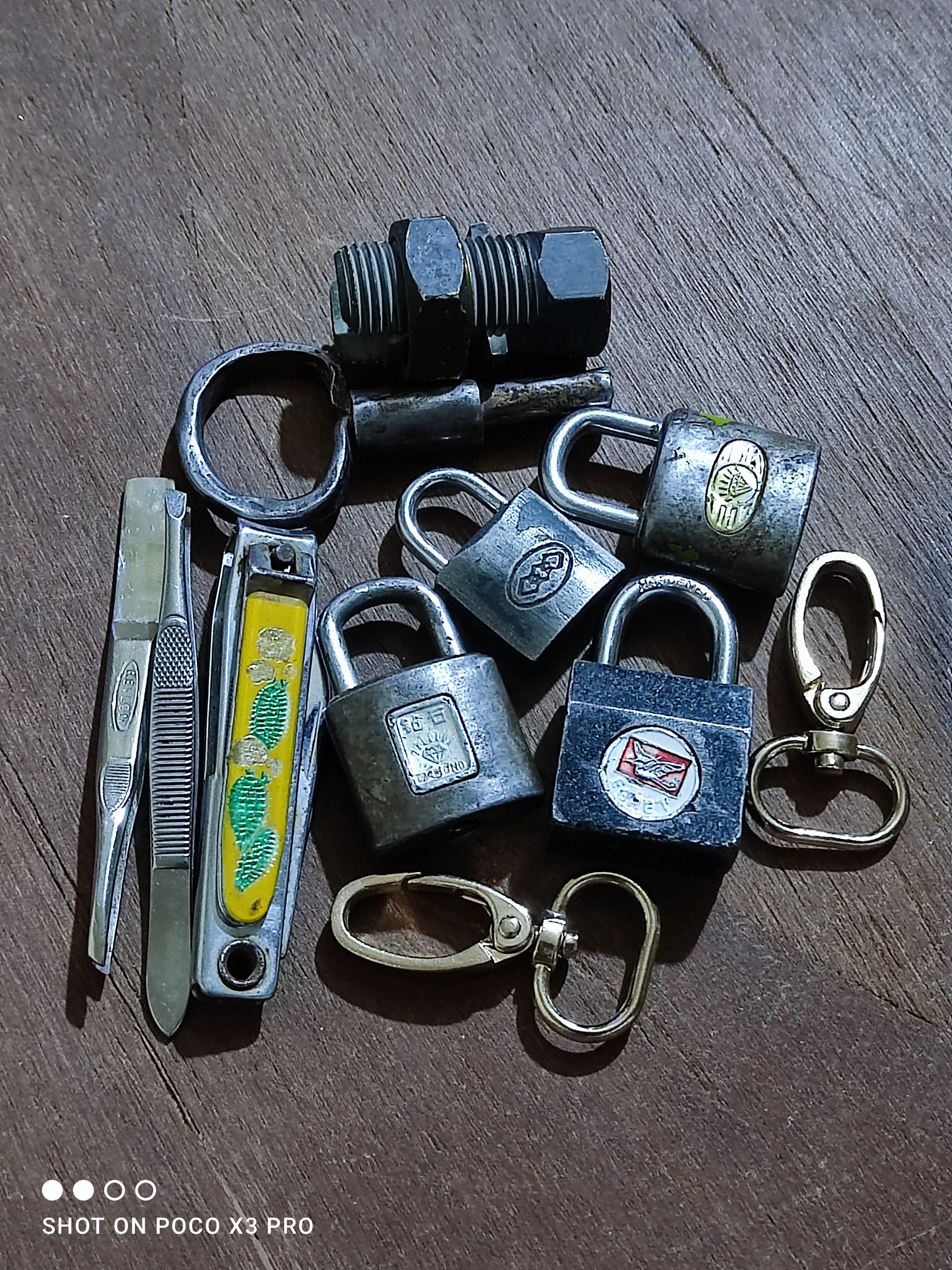 قفل و کلید و ناخنگیر و غیره