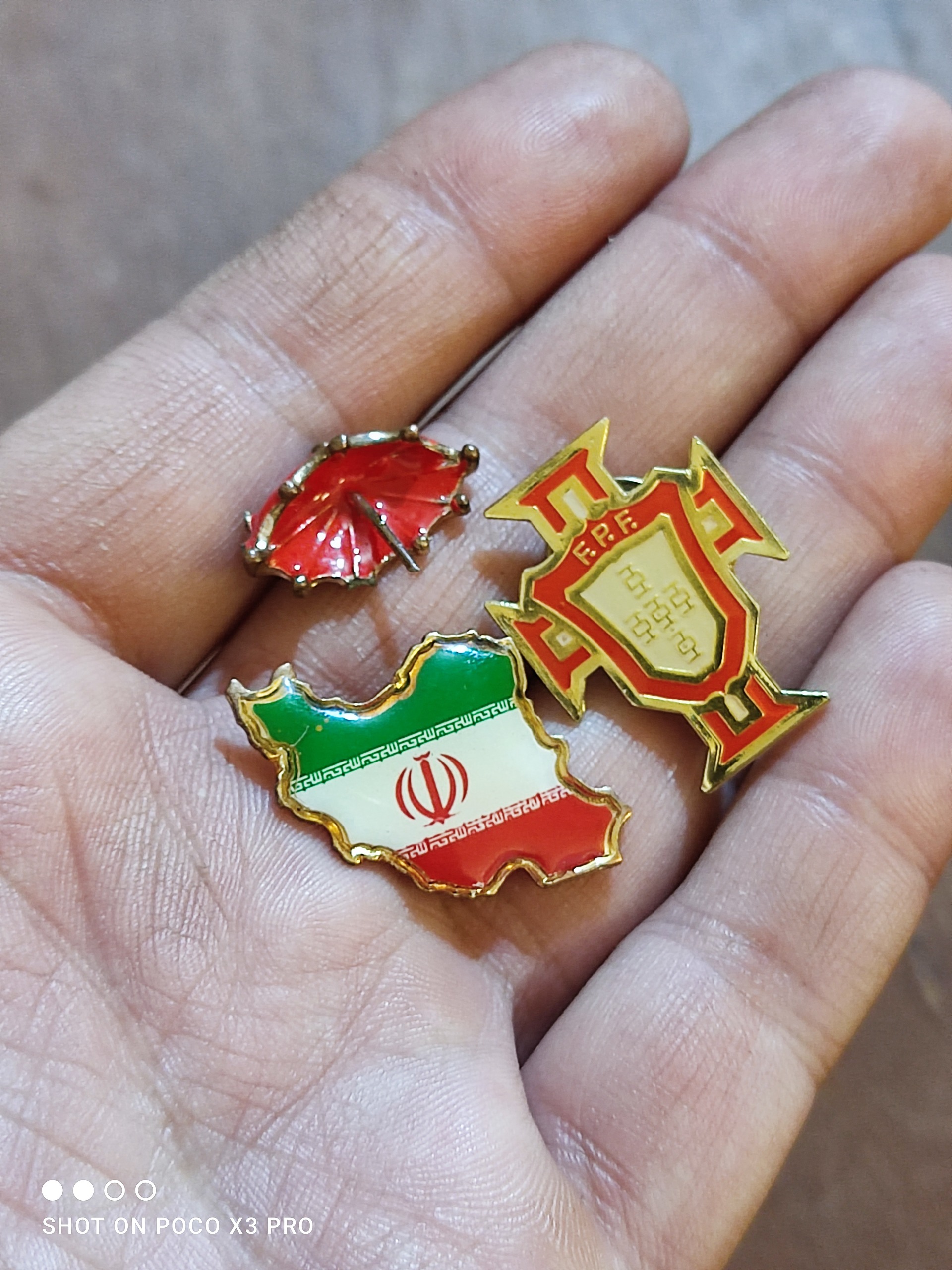 بج و سنجاق سینه قدیمی