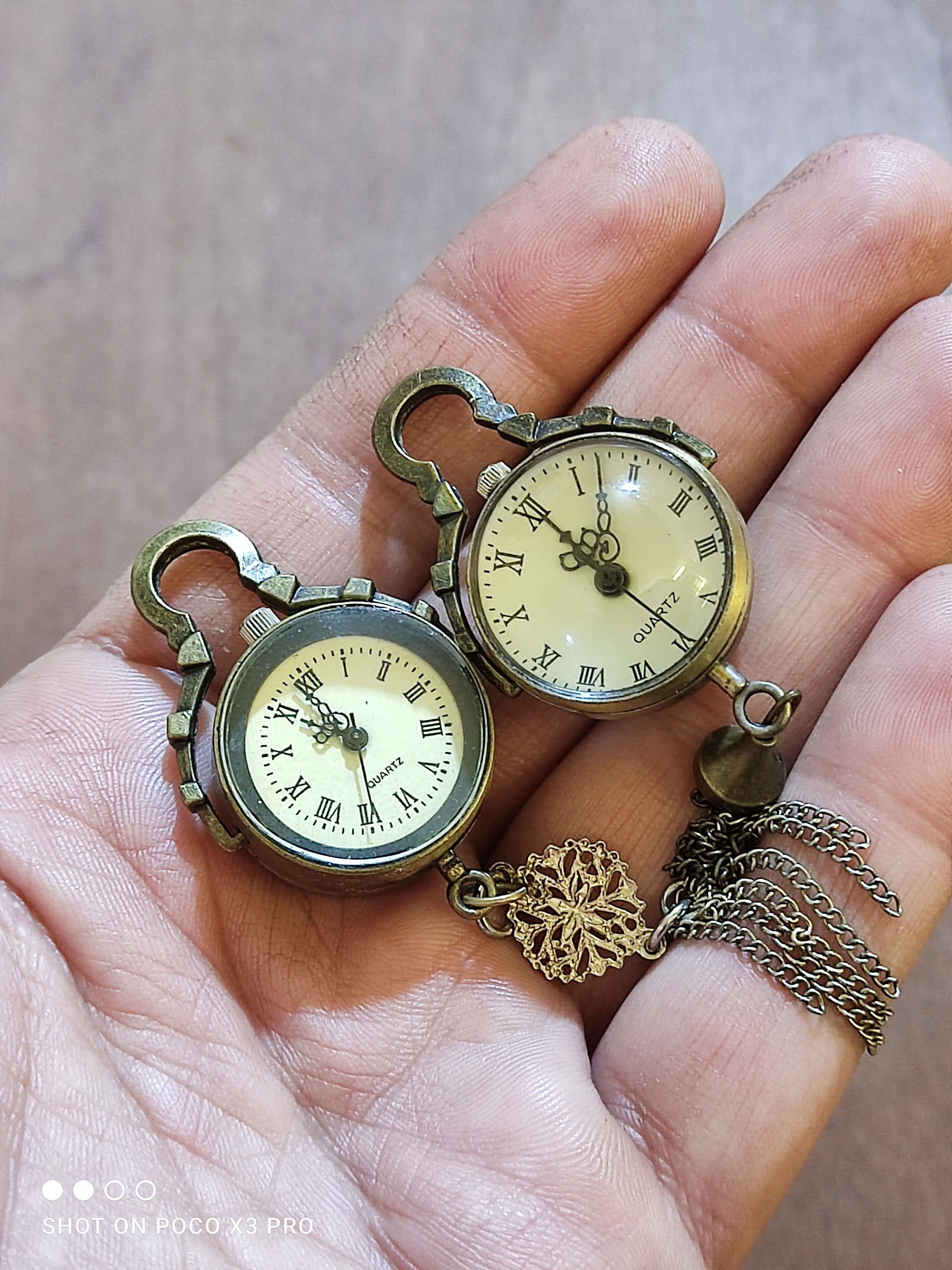 دو عدد آویز ساعت بسیار زیبا