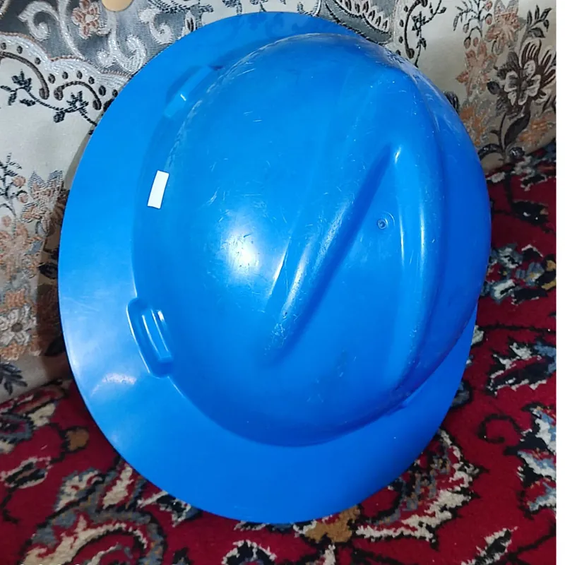کلاه ایمنی قدیمی در حد پو