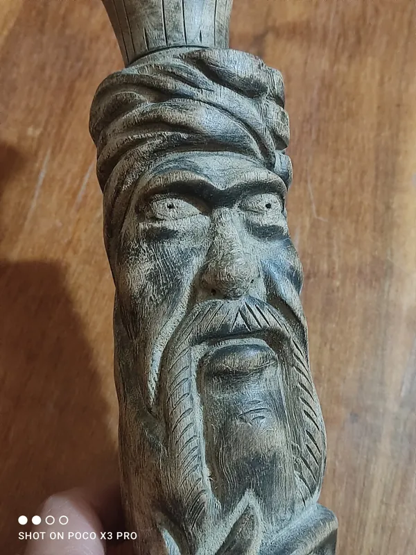 مجسمه قدیمی چوبی