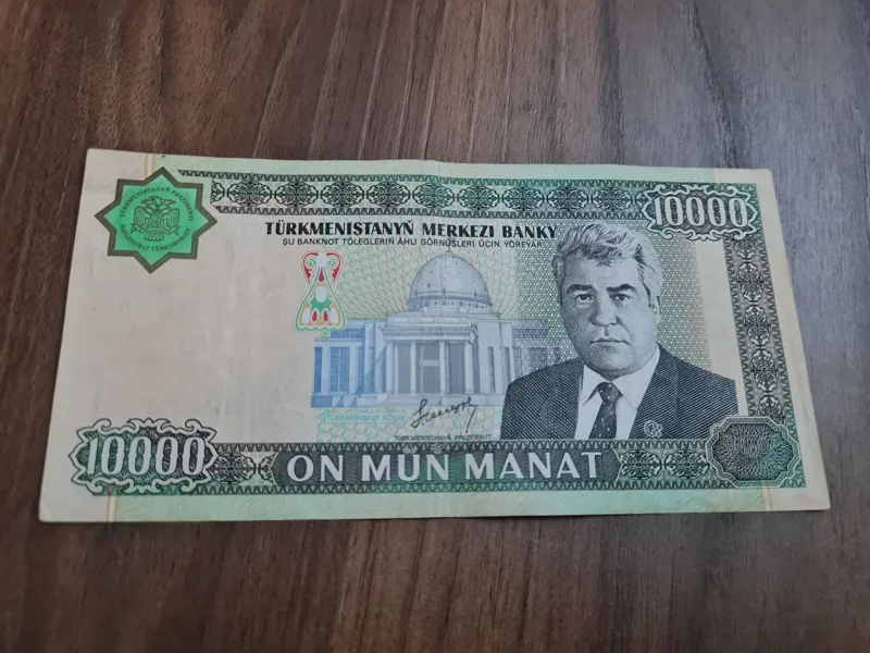 10000 منات ترکمنستان توضیحات دارد