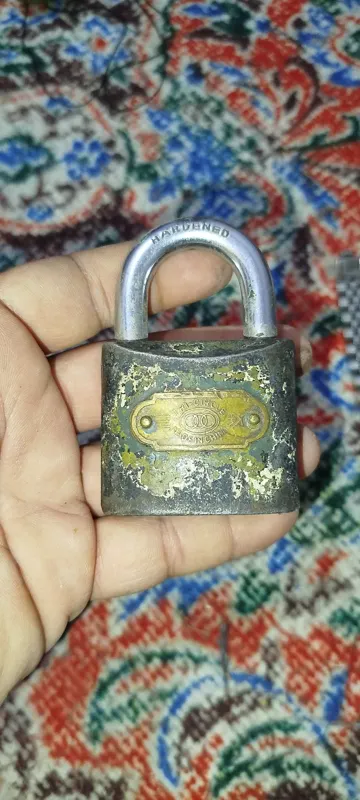 قفل قدیمی مارک دار