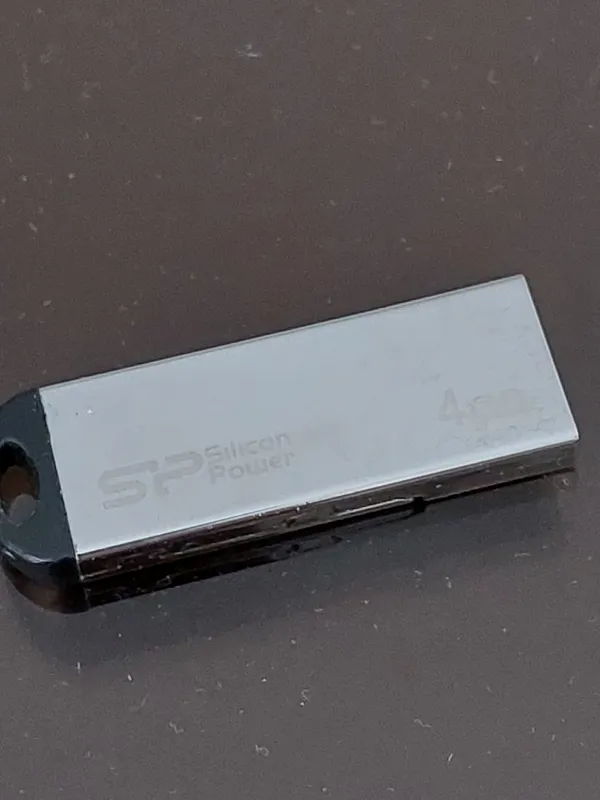 فلش 4 گیگابایت سیلیکون پاور.طرح نقره ای
