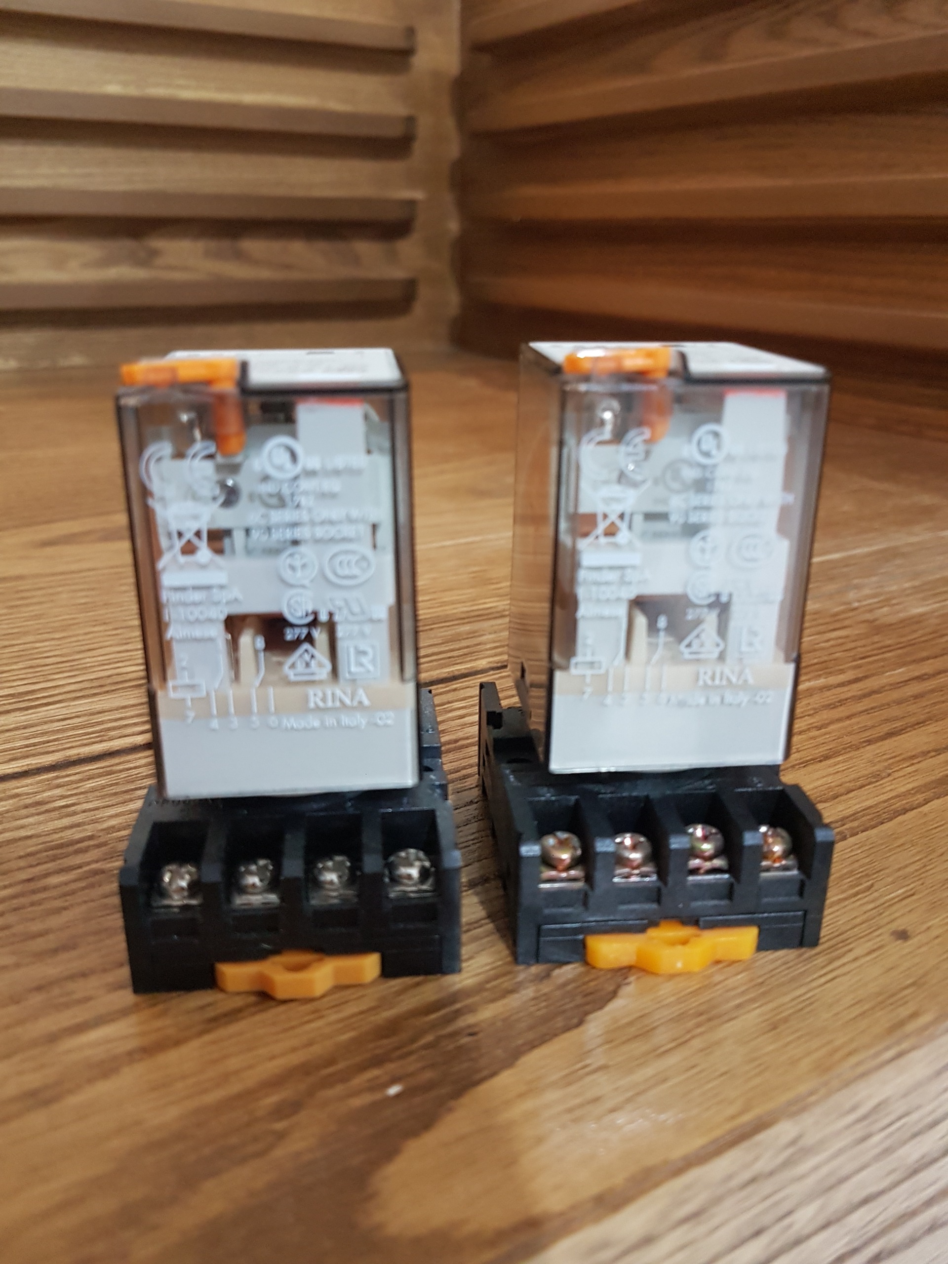 رله فیندر هشت پایه 220 ولت AC