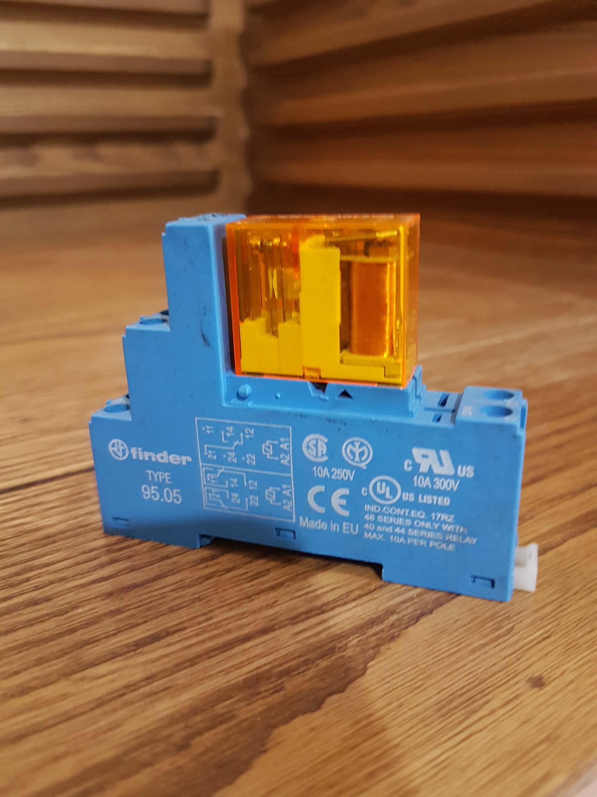 رله فیندر 95.05 با سوکت 220 ولت Ac