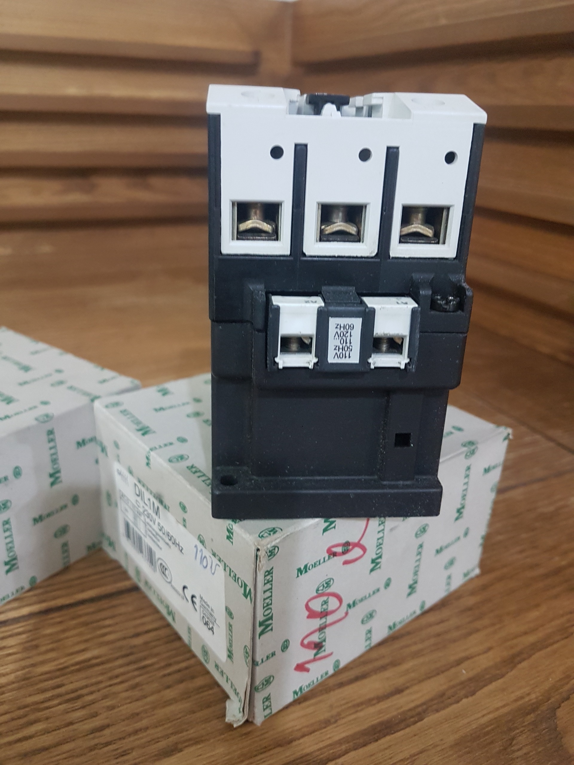 کنتاکتور MOELLER 110v