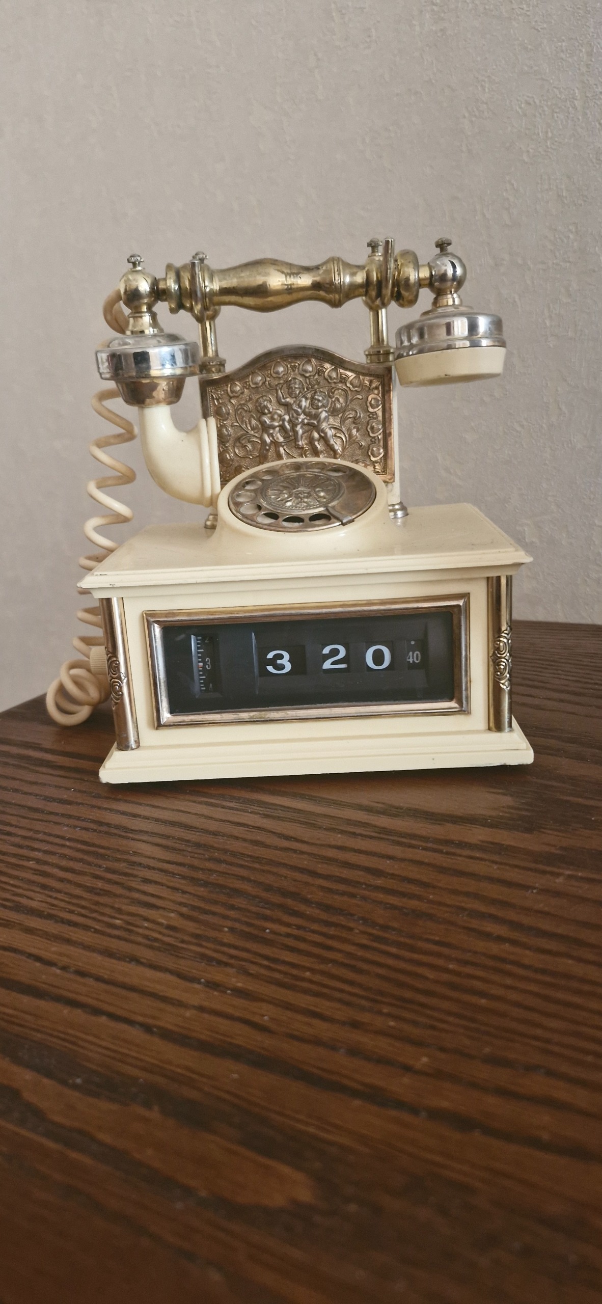 ساعت کنتوری قدیمی طرح تلفن