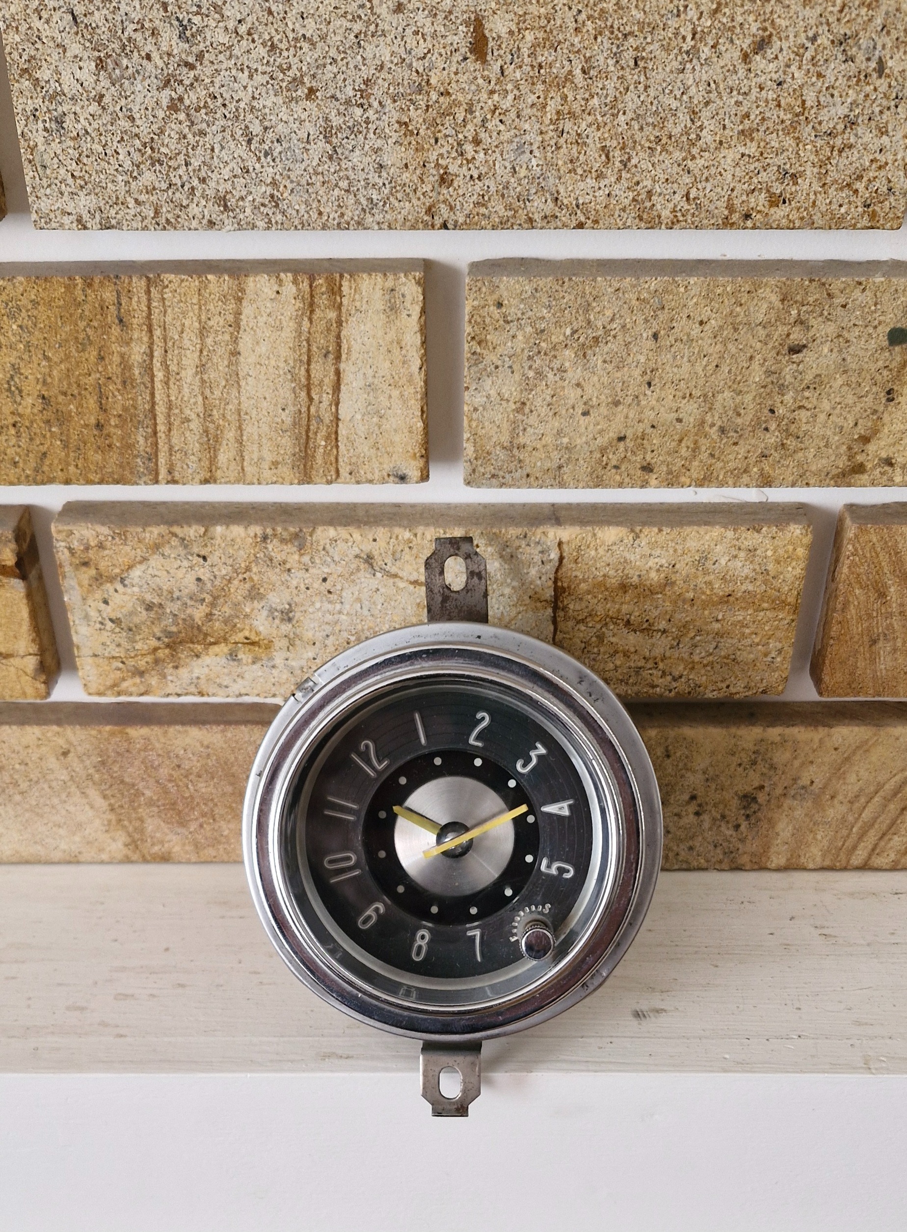 ساعت ماشین کلاسیک قدیمی