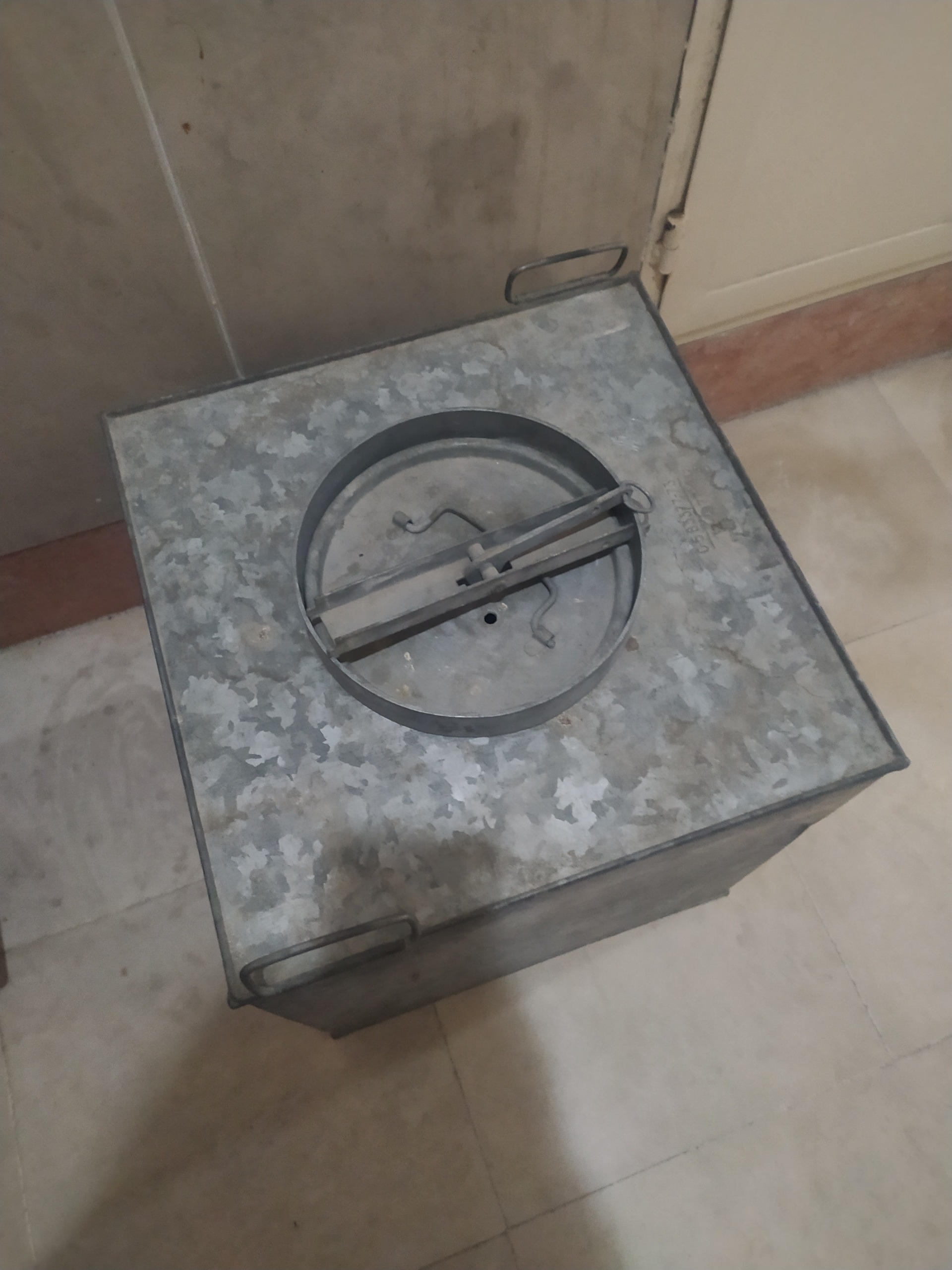 ظرف قدیمی اروپایی 1977 میلادی