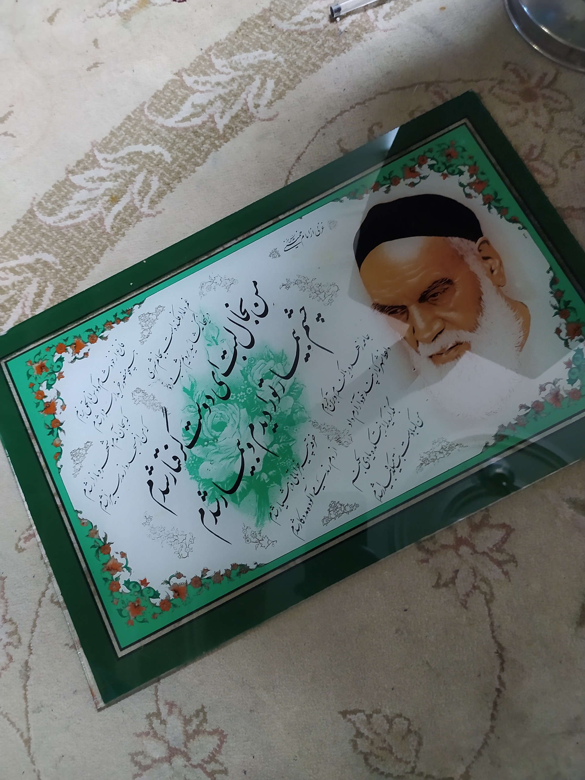عکس آیت الله خمینی روی شیشه
