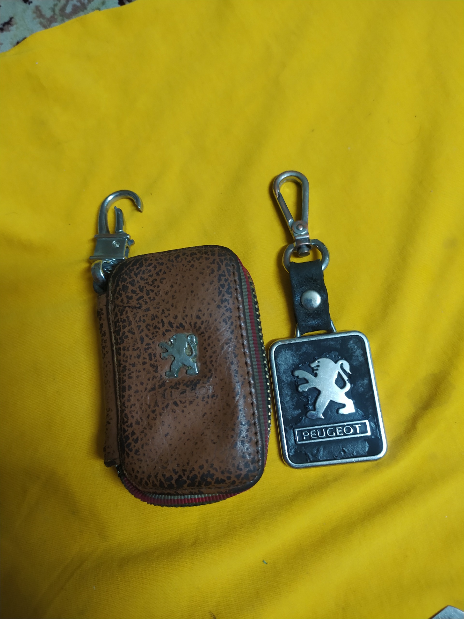 سرکلیدی و کیف فسقلی با لوگو پژو