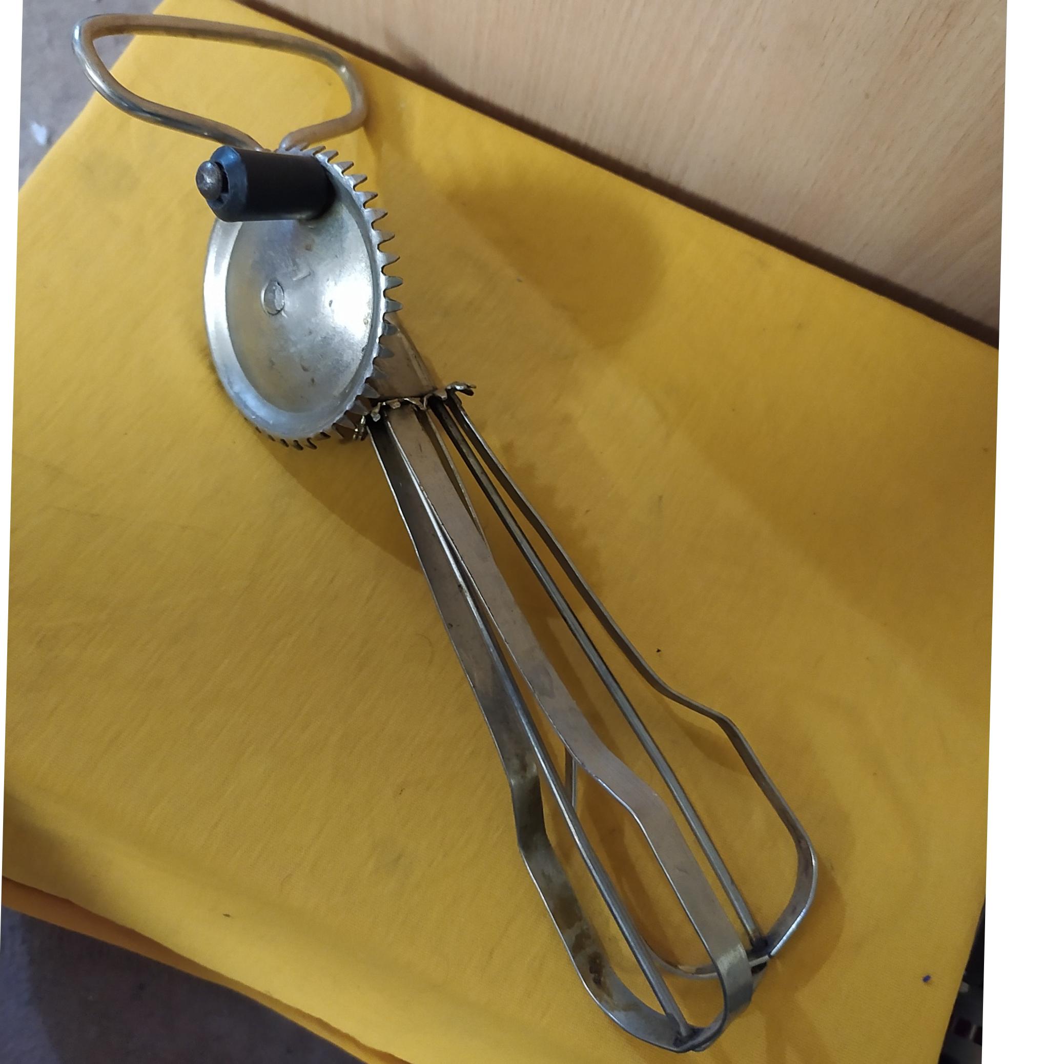 همزن دستی قدیمی