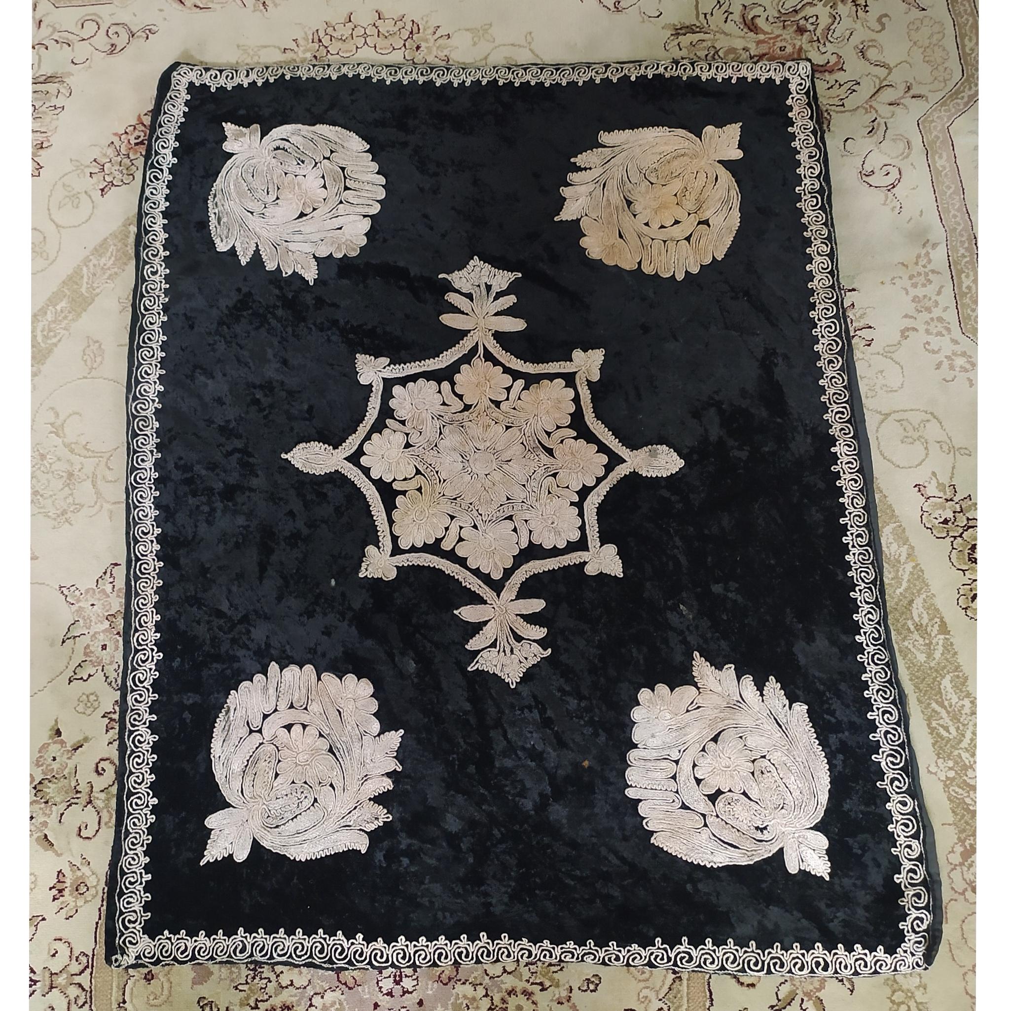 رومیزی مخمل کار شده قدیمی