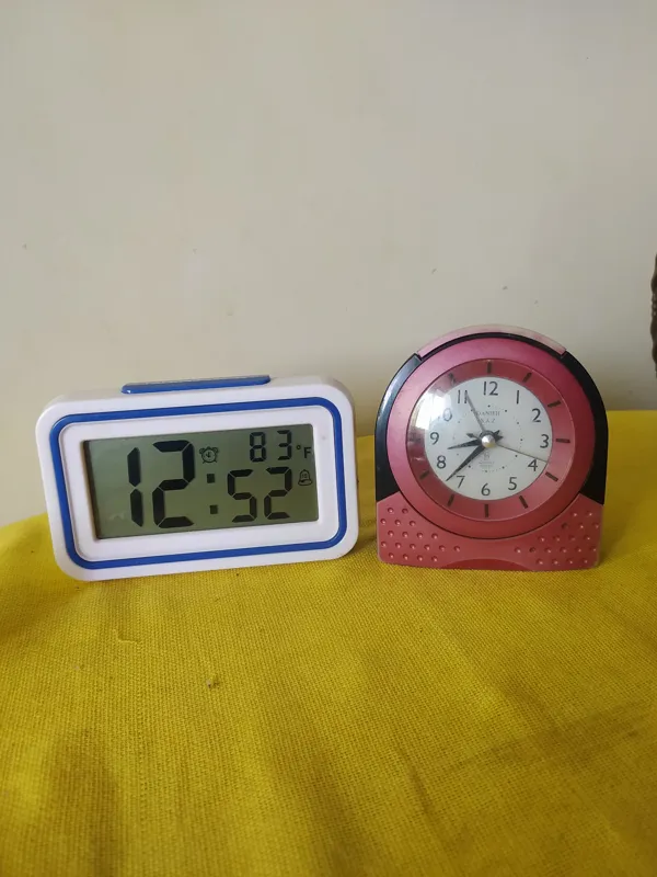 دو عدد ساعت عقربه ای و دیجیتال