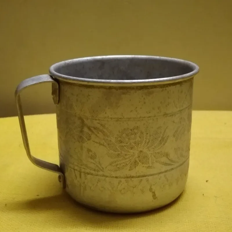 لیوان قدیمی مارک دار TEAR HONG BASKET نقش دار