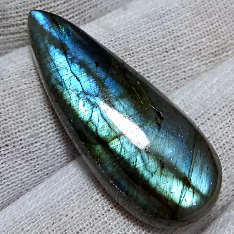 سنگ معدنی لابرادوریت با طیف رنگی پرطاووسی زیبا