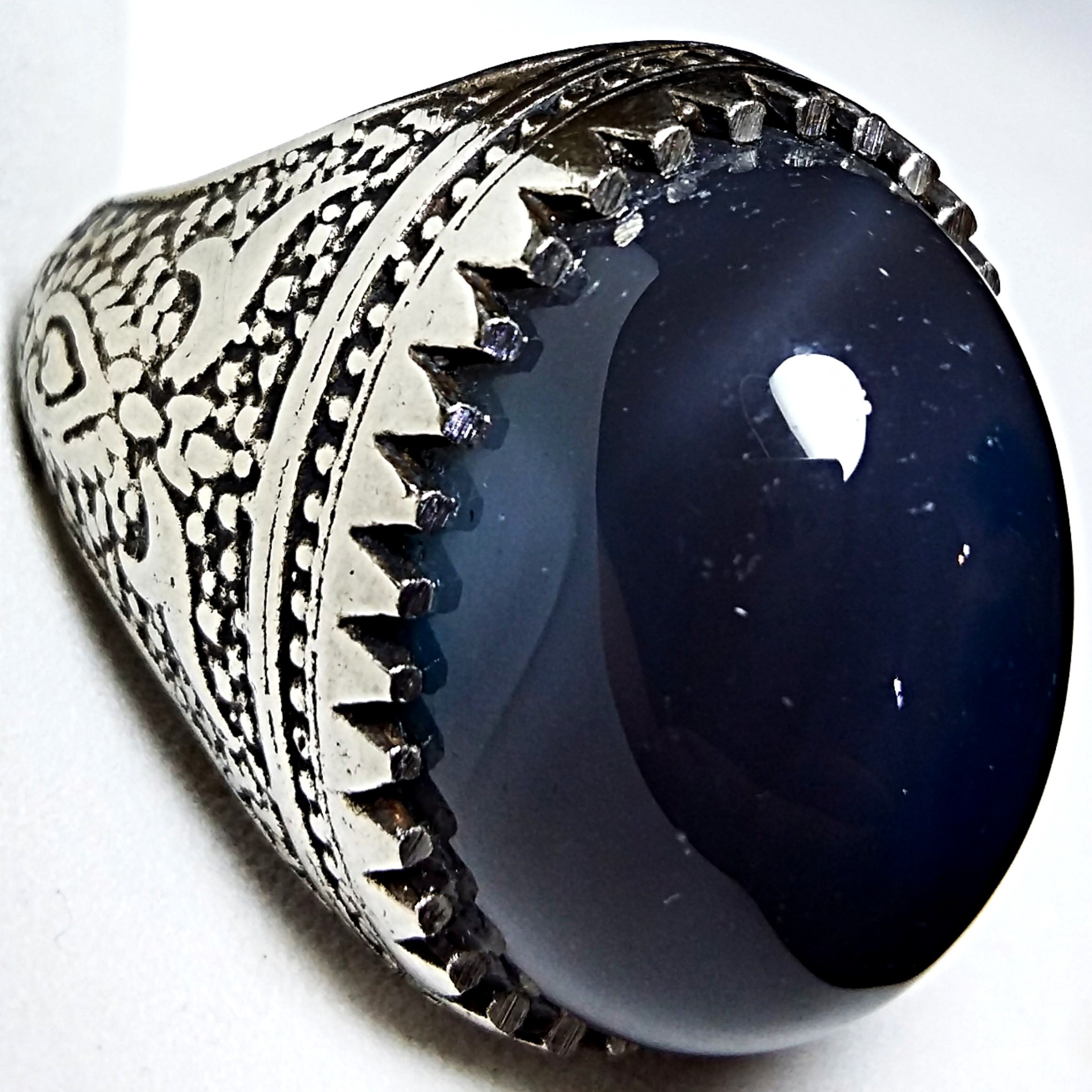 انگشتر قلمزنی فاخر عقیق کبود کلوخه یمنی اصیل