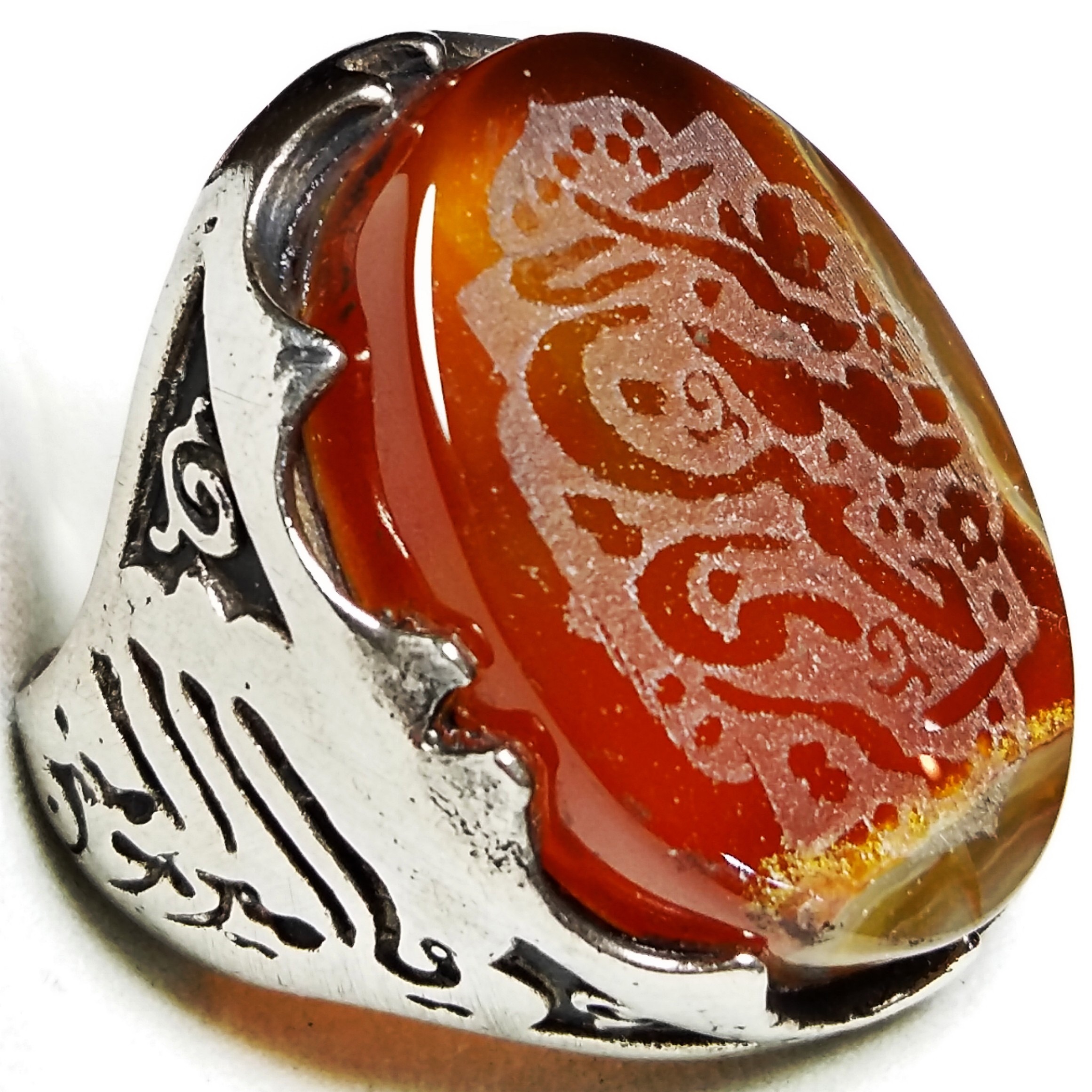 انگشتر عقیق سرخ با حکاکی امیری حسین و نعم الامیری