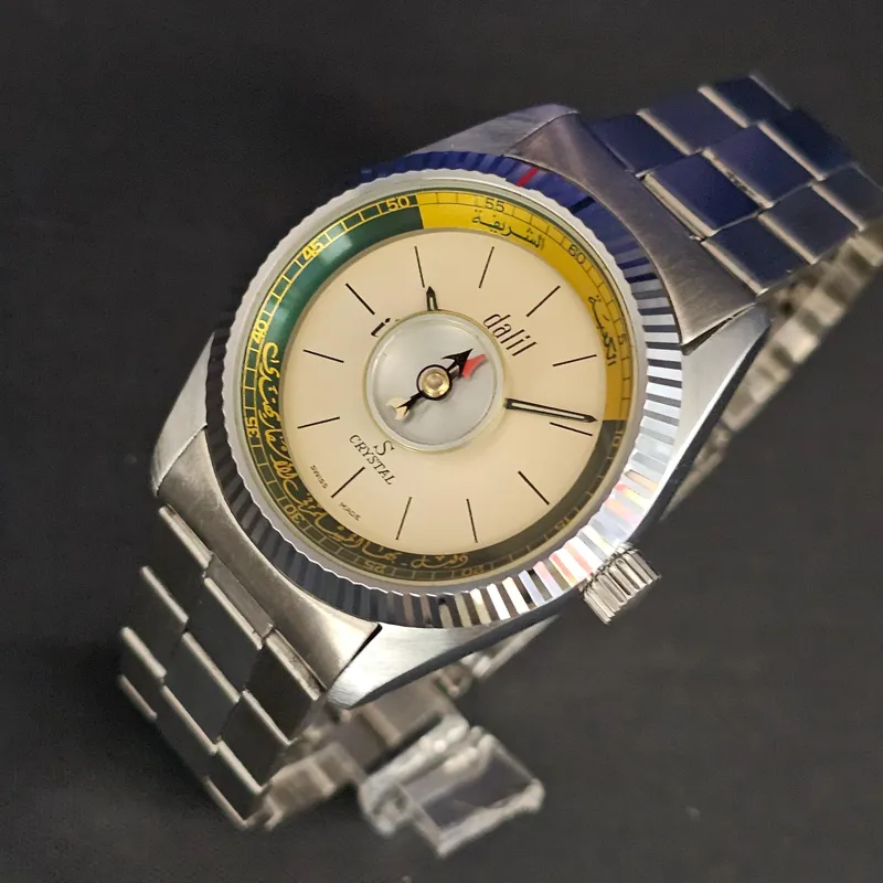 ساعت کوکی دلیل ( dalil) دارای قطبنما