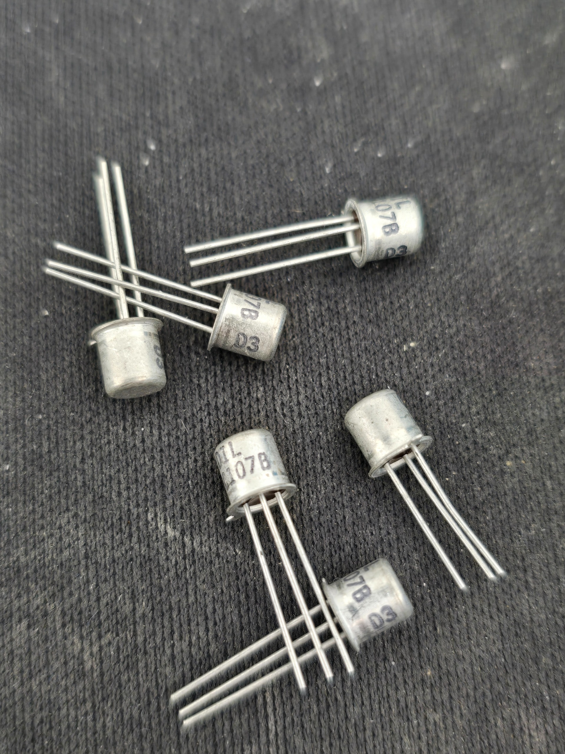 شش عدد ترانزیستور BC107B