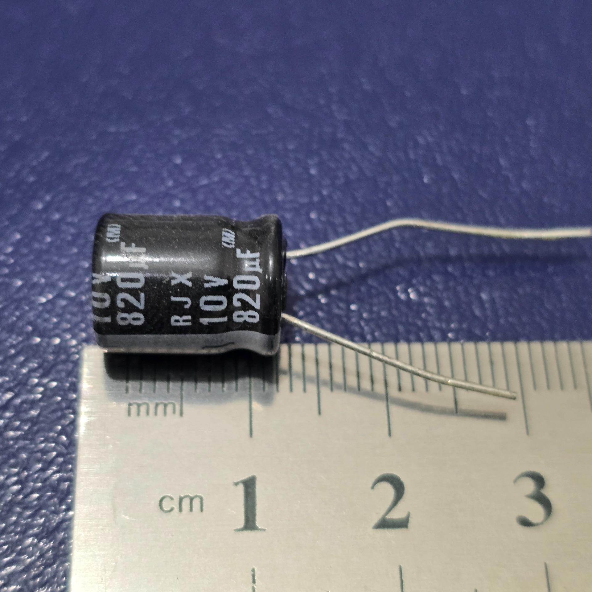 بسته 5 عددی خازن 820 میکرو فاراد 10 ولت