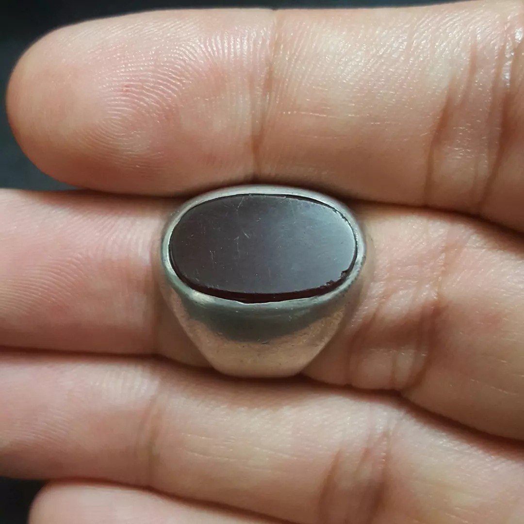 انگشتر سرخ و سیاه با تراش ثبتی صفوی