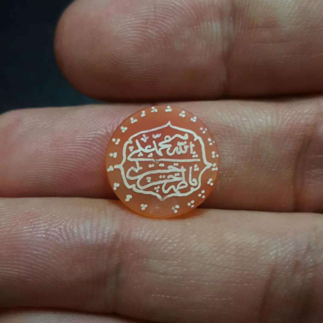 عقیق با خط بیاضی کهنه حاشیه دار