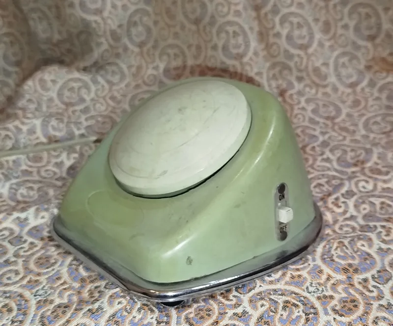 زنگ قدیمی (احتمالا زنگ مدرسه )