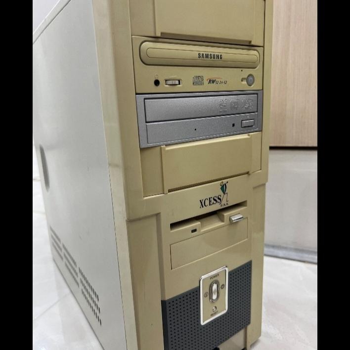 کیس کامپیوتر قدیمی