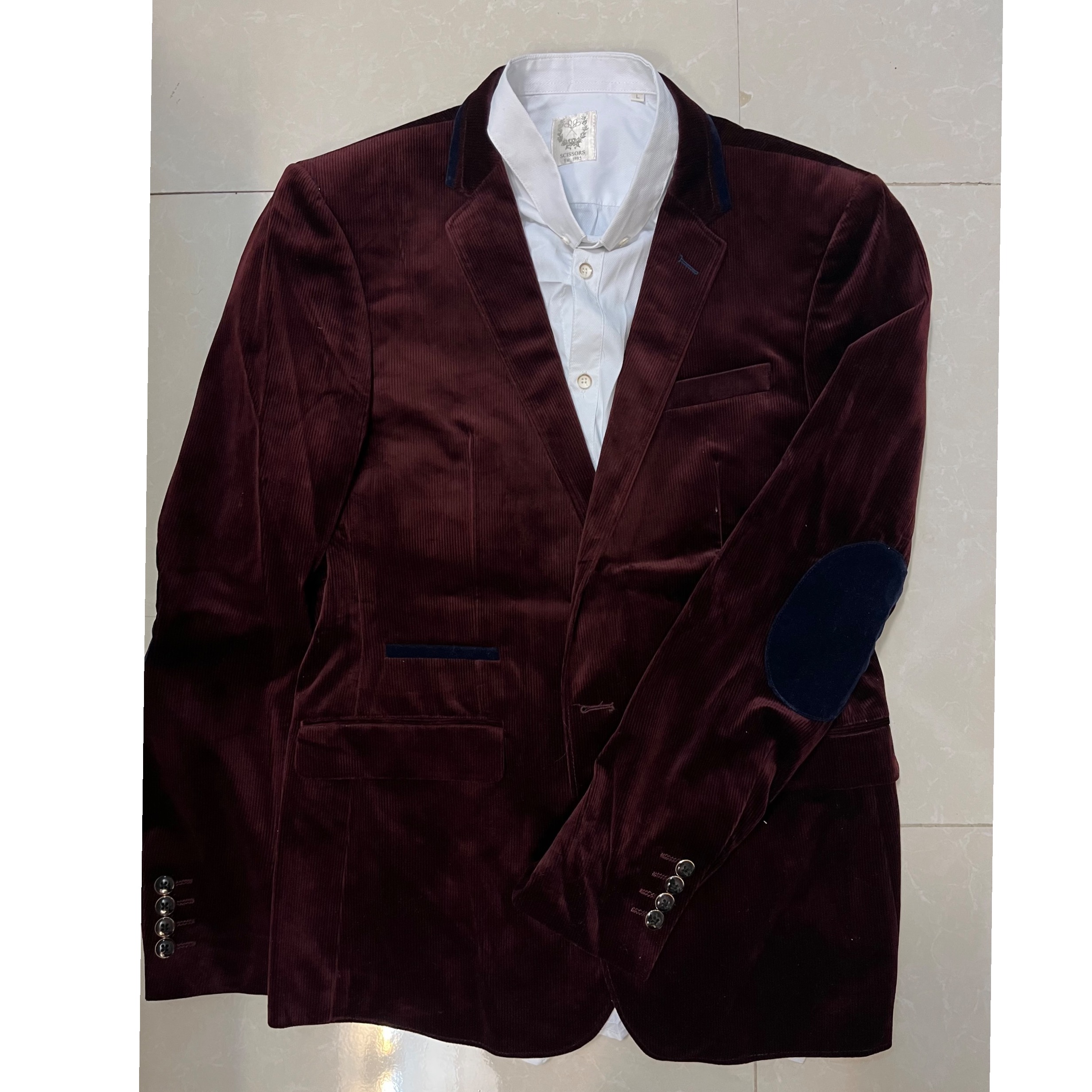 کت مخمل و پیراهن سفید