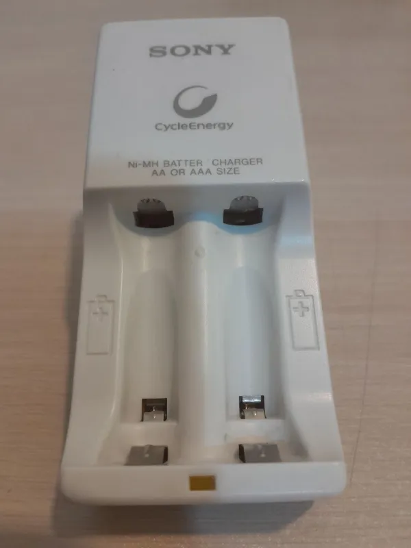 شارژر باتری قلمی و نیم قلمی SONY