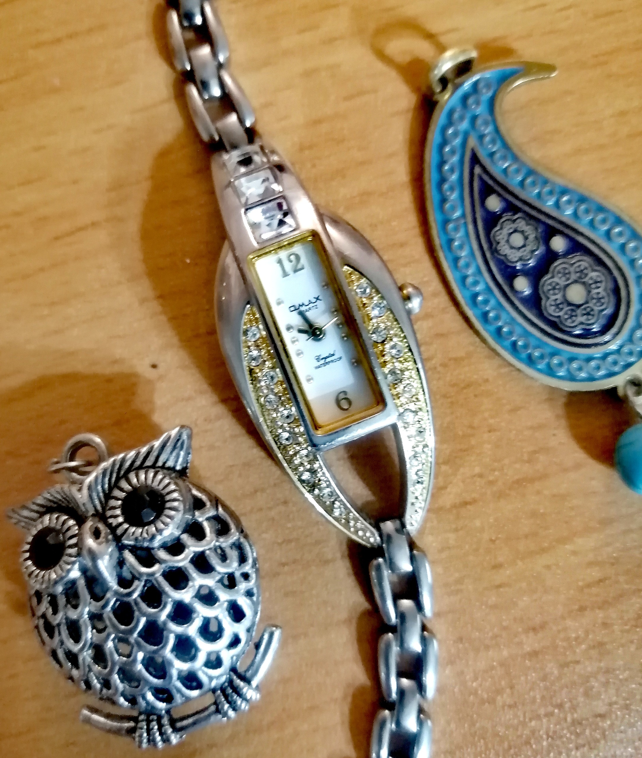ساعت مچی نگین دار OMAX اورجینال موتور ژاپن