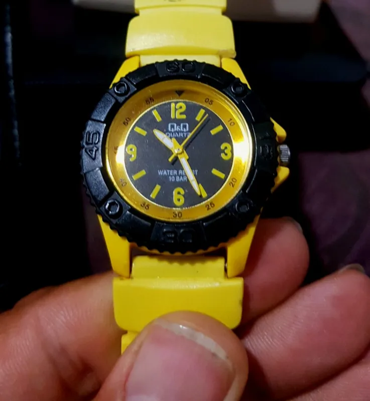 ساعت مچی با موتور طلائی اورجینال QQ