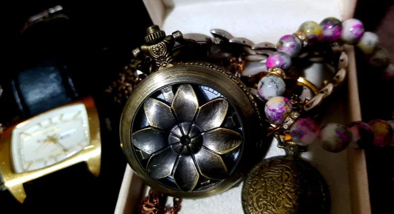 ساعت آویز با طرح گل قابل چرخش