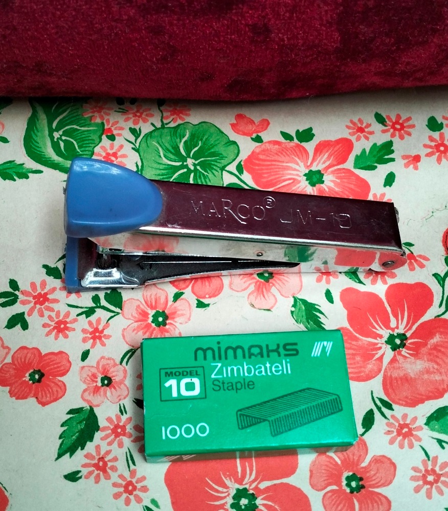 منگنه کوب قدیمی مارکو همراه با دو بسته سوزن منگنه