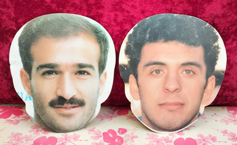2 مدل ماسک بازی مقوایی قدیمی فوتبالی