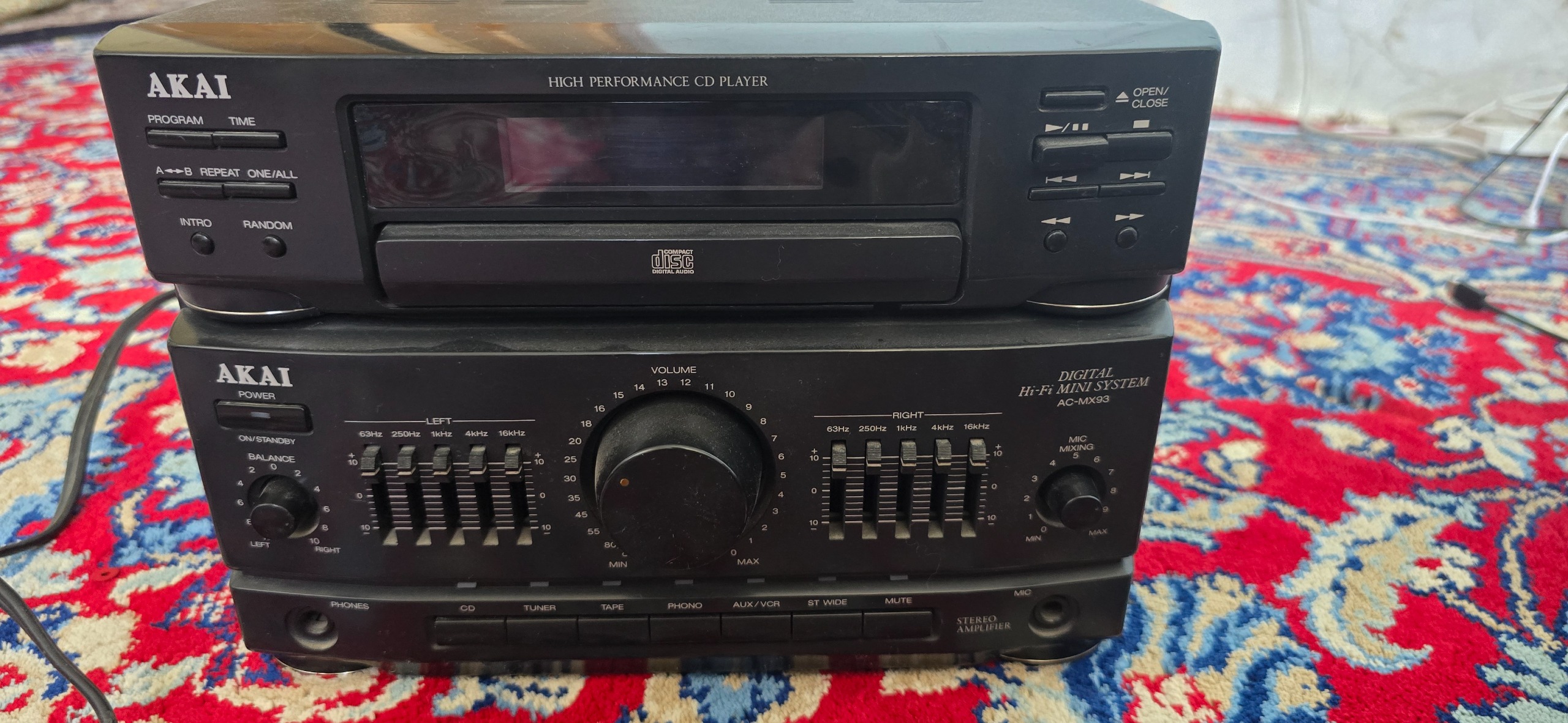 آمپ و اکولایزر آکایی خاموش