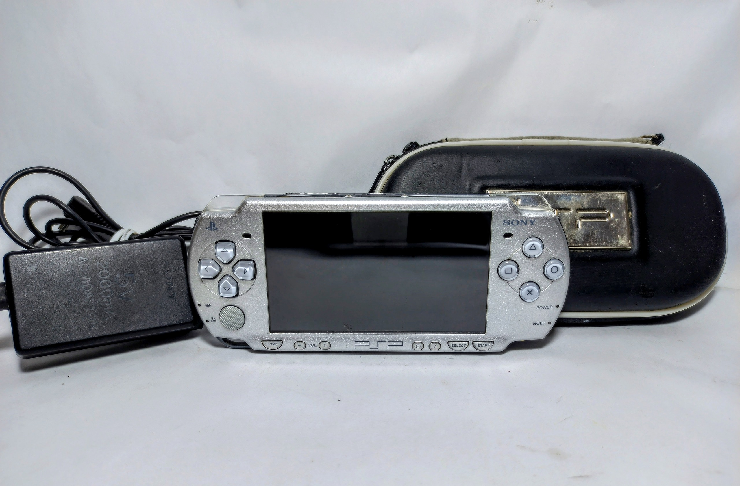 Psp silver 2000 پی اس پی نقره ای 32 گیگ