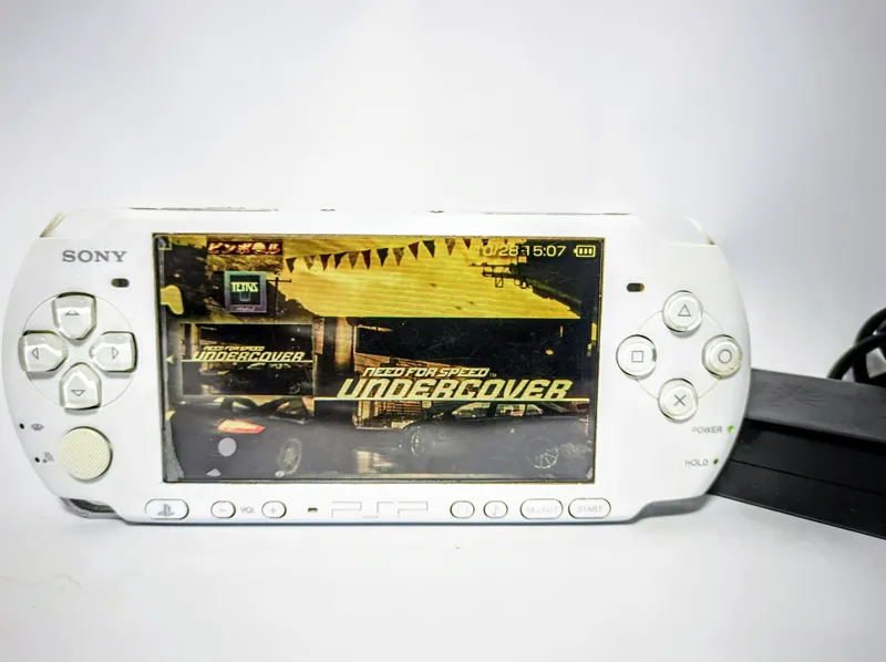 Psp 3000 سفید پی اس پی در حد آکبند 32 گیگ