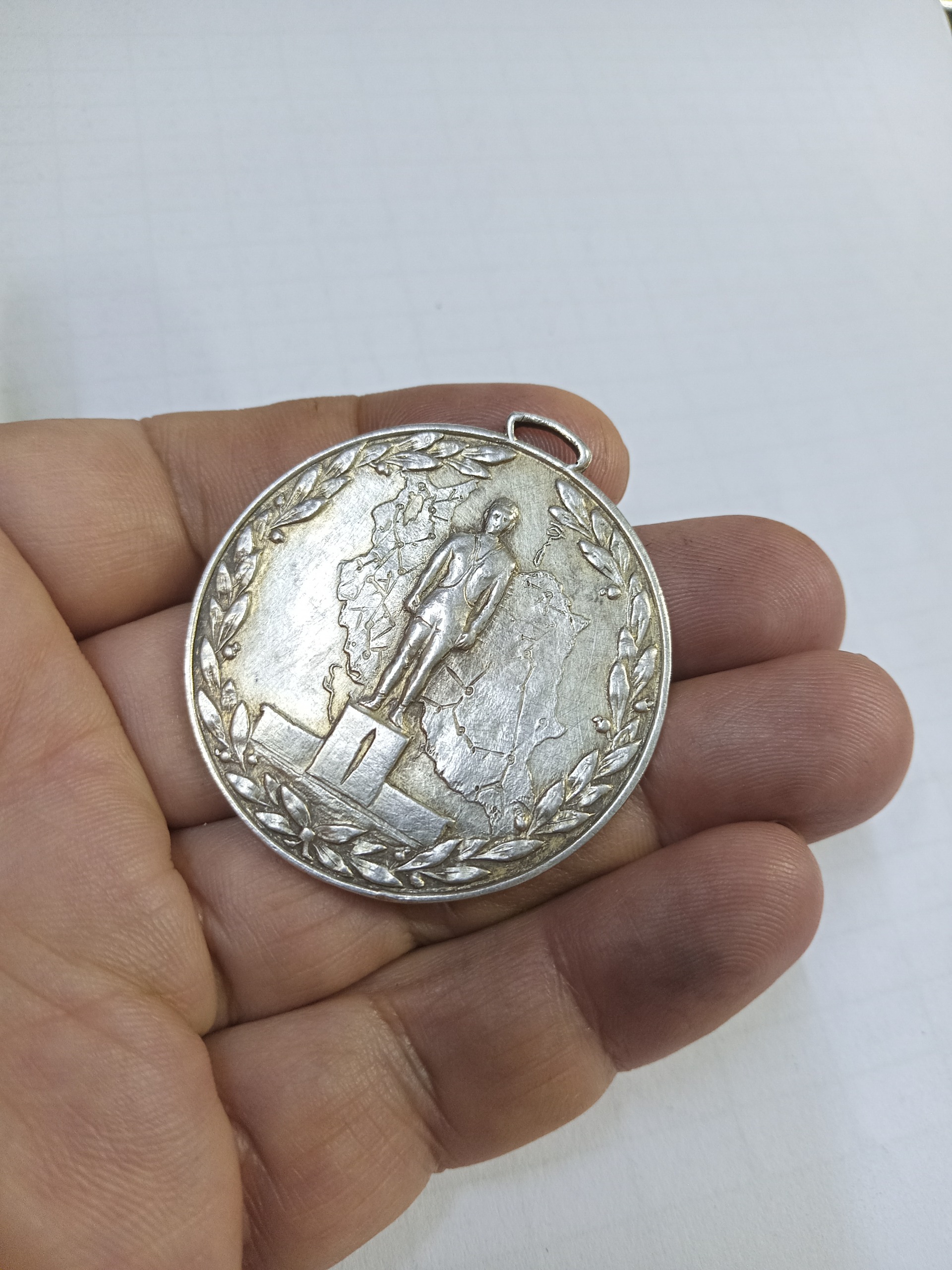 مدال نقره کهنه مسابقات کشتی  قدمت دار