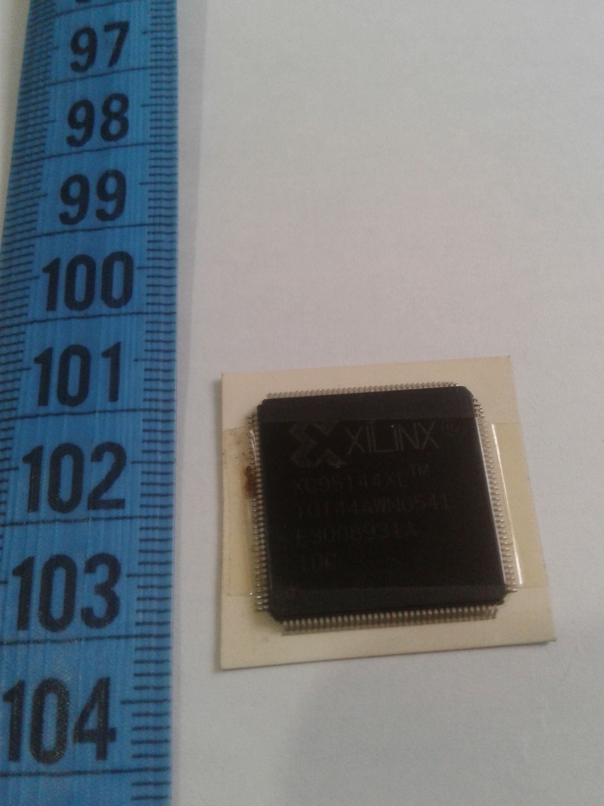 Cpld fpga xilinx XC95144XL TQ144