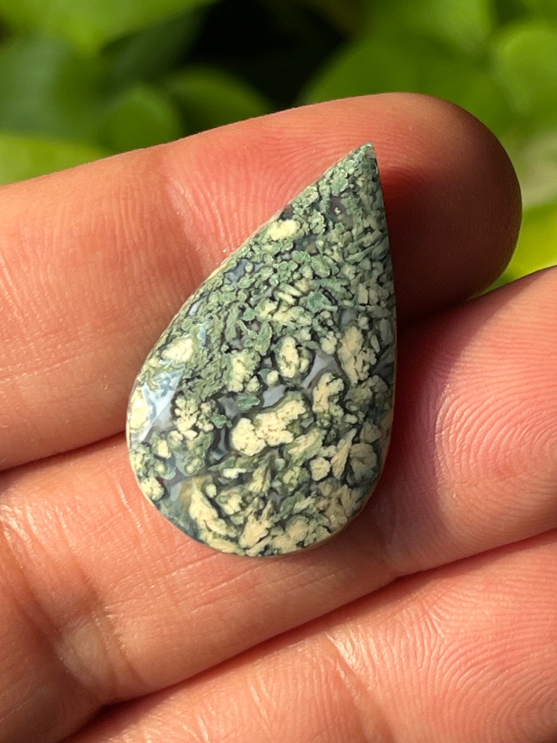 نگین عقیق نایاب با تم سبز بسیار خاص و چشمگیر