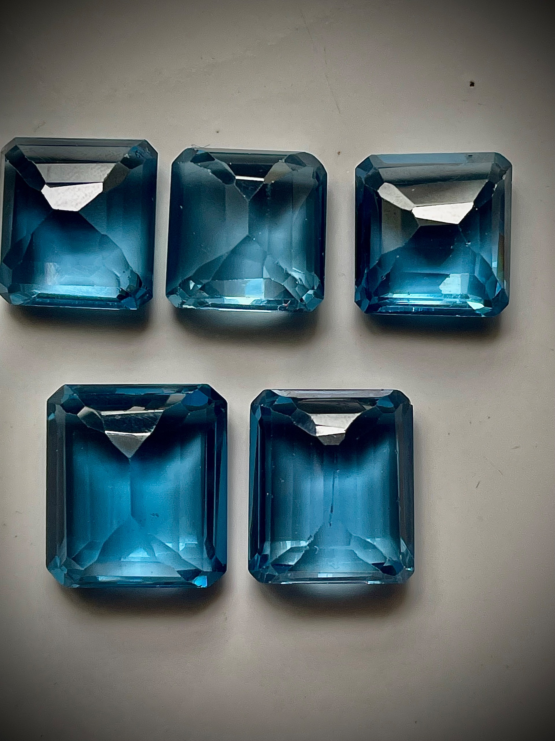 حراج بارخونه زیبا توپاز لندن جمعا 180 قیراط