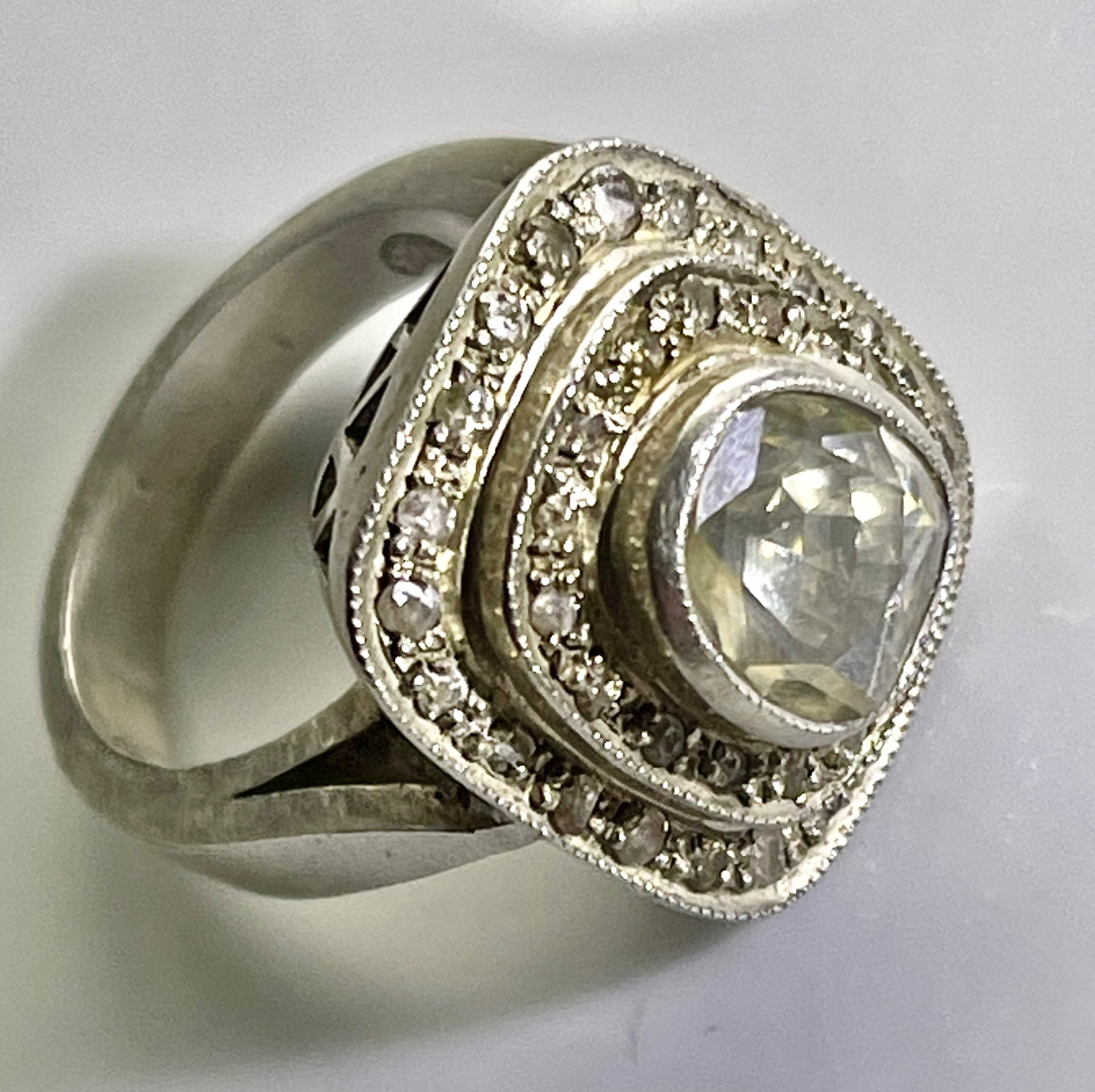 انگشتر قدیمی الماس با مخراج الماس