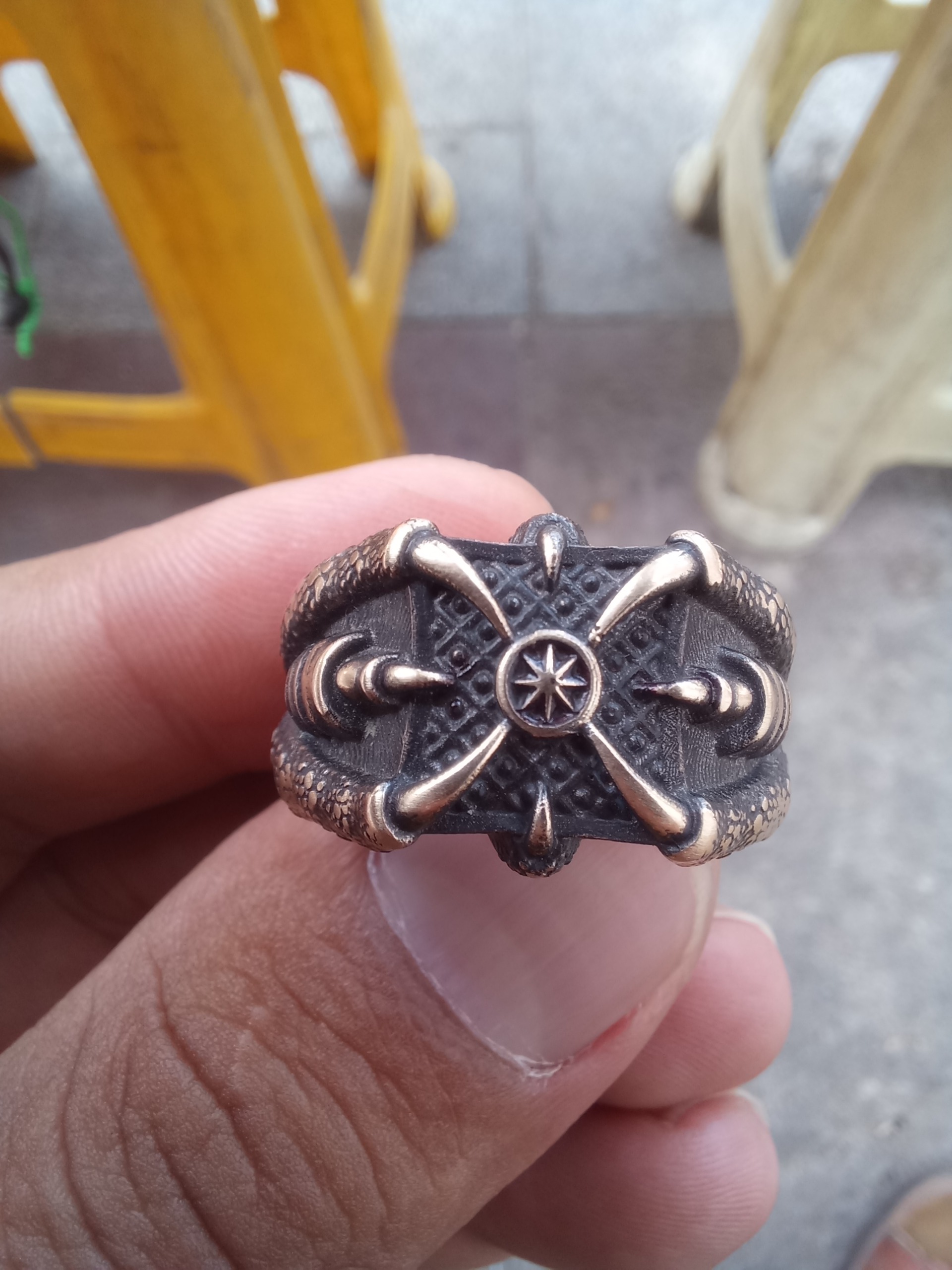 انگشتر برنز نقش پنجه عقاب
