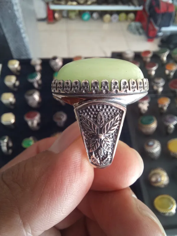انگشتر نقره با نگین سنگ شب چراغ